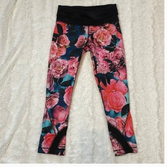 Lululemon  Inspire Crop II Secret‎ Garden size 8 - Picture 2 of 8